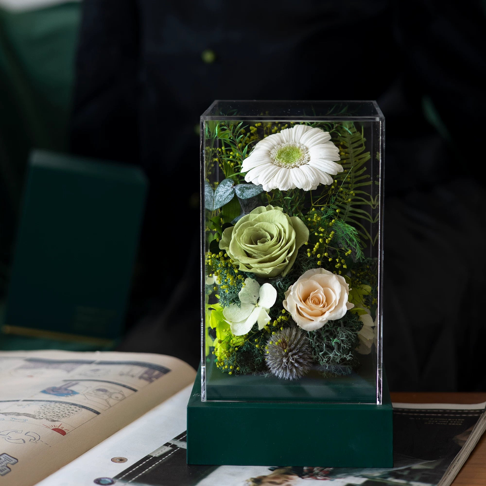 Handmade preserved flower heart-shaped gift box by Florettely