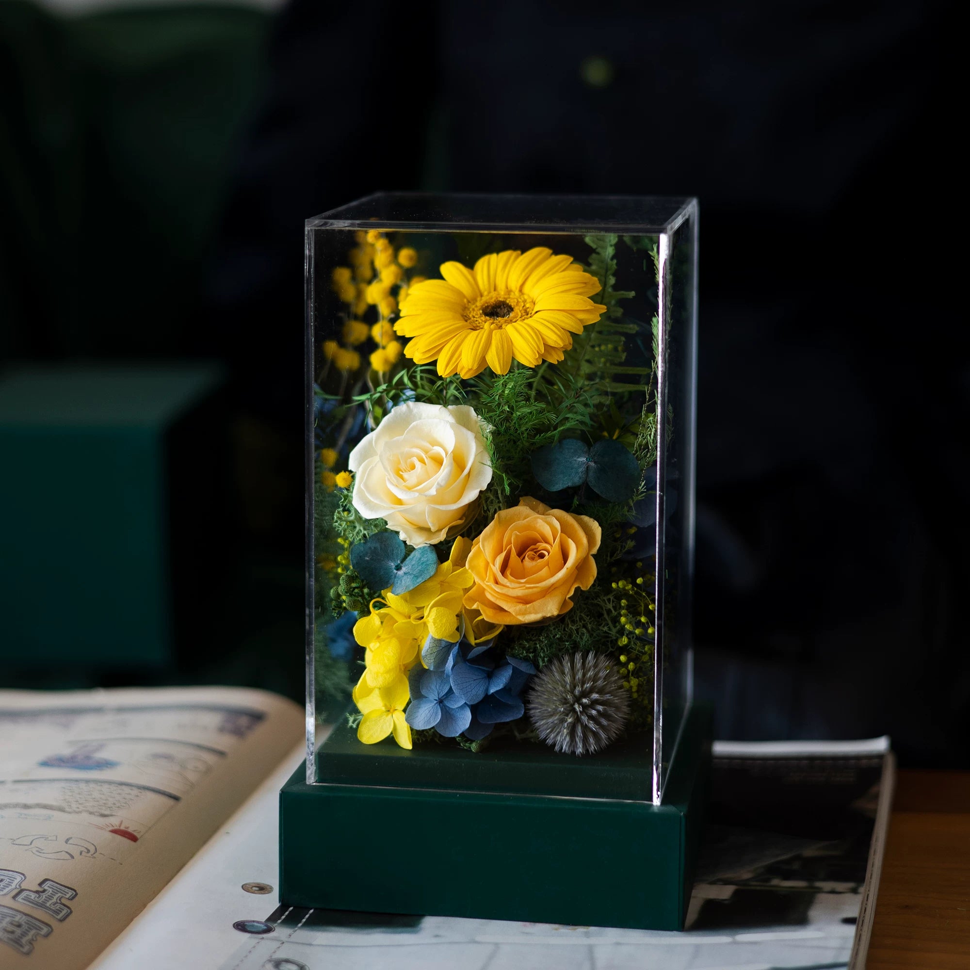 Handmade preserved flower heart-shaped gift box by Florettely