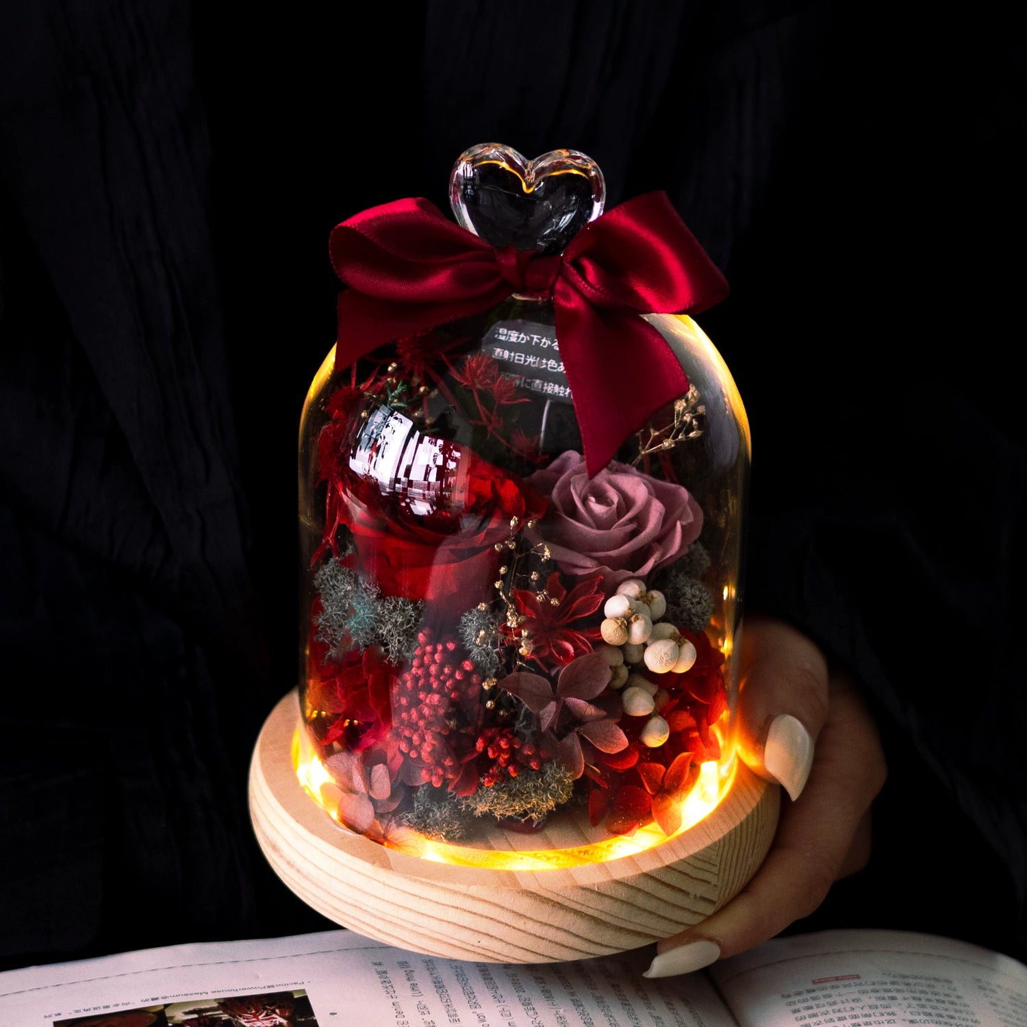 Handmade preserved flower heart-shaped gift box by Florettely