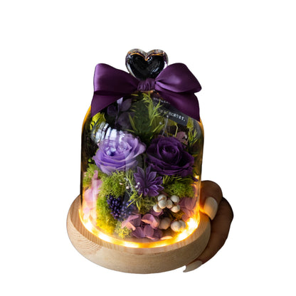 Handmade preserved flower heart-shaped gift box by Florettely
