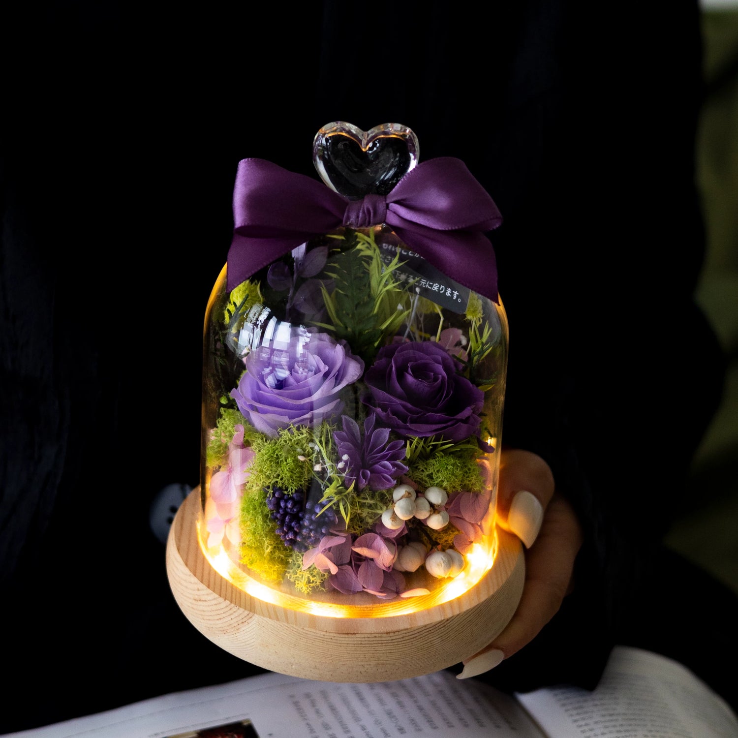 Handmade preserved flower heart-shaped gift box by Florettely