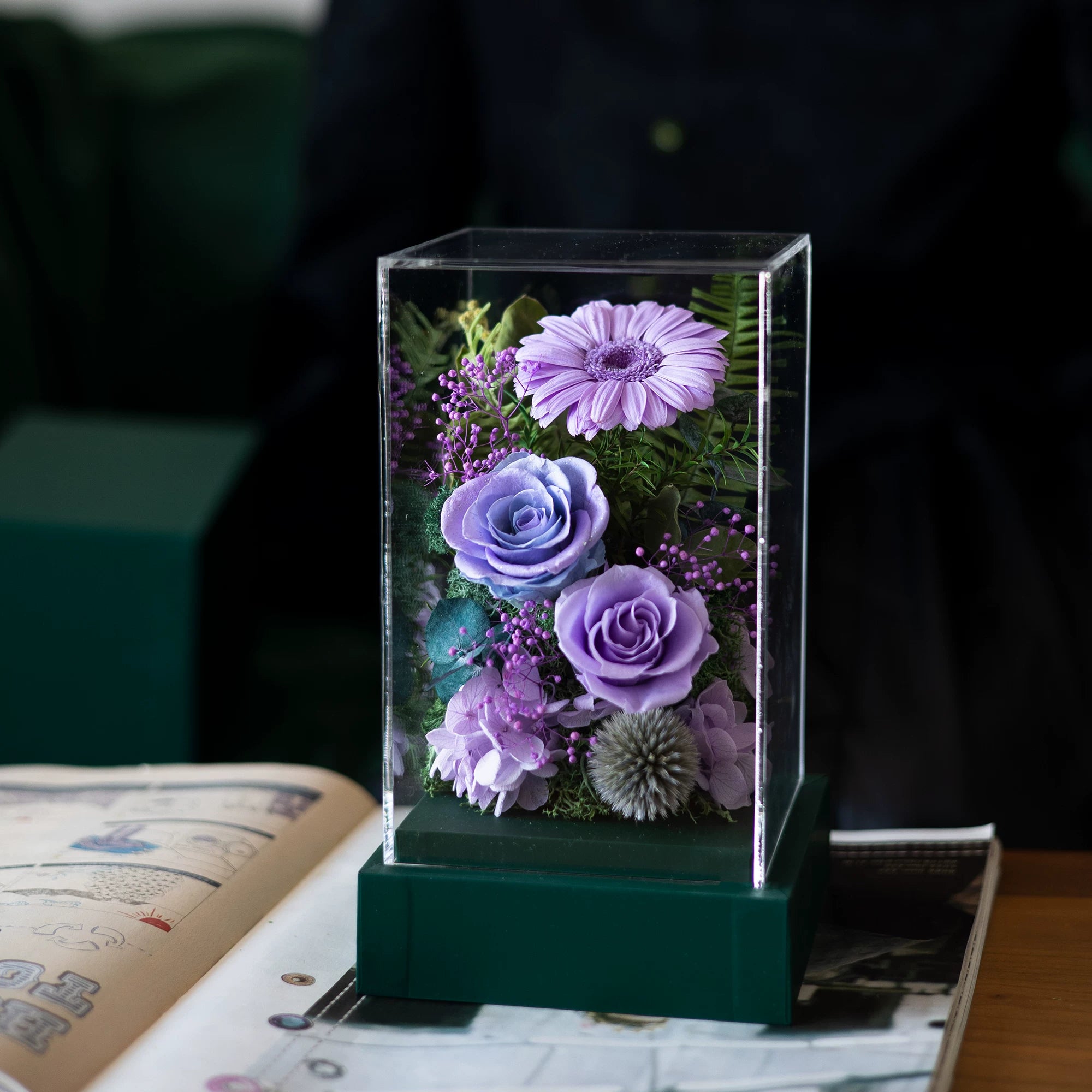 Handmade preserved flower heart-shaped gift box by Florettely