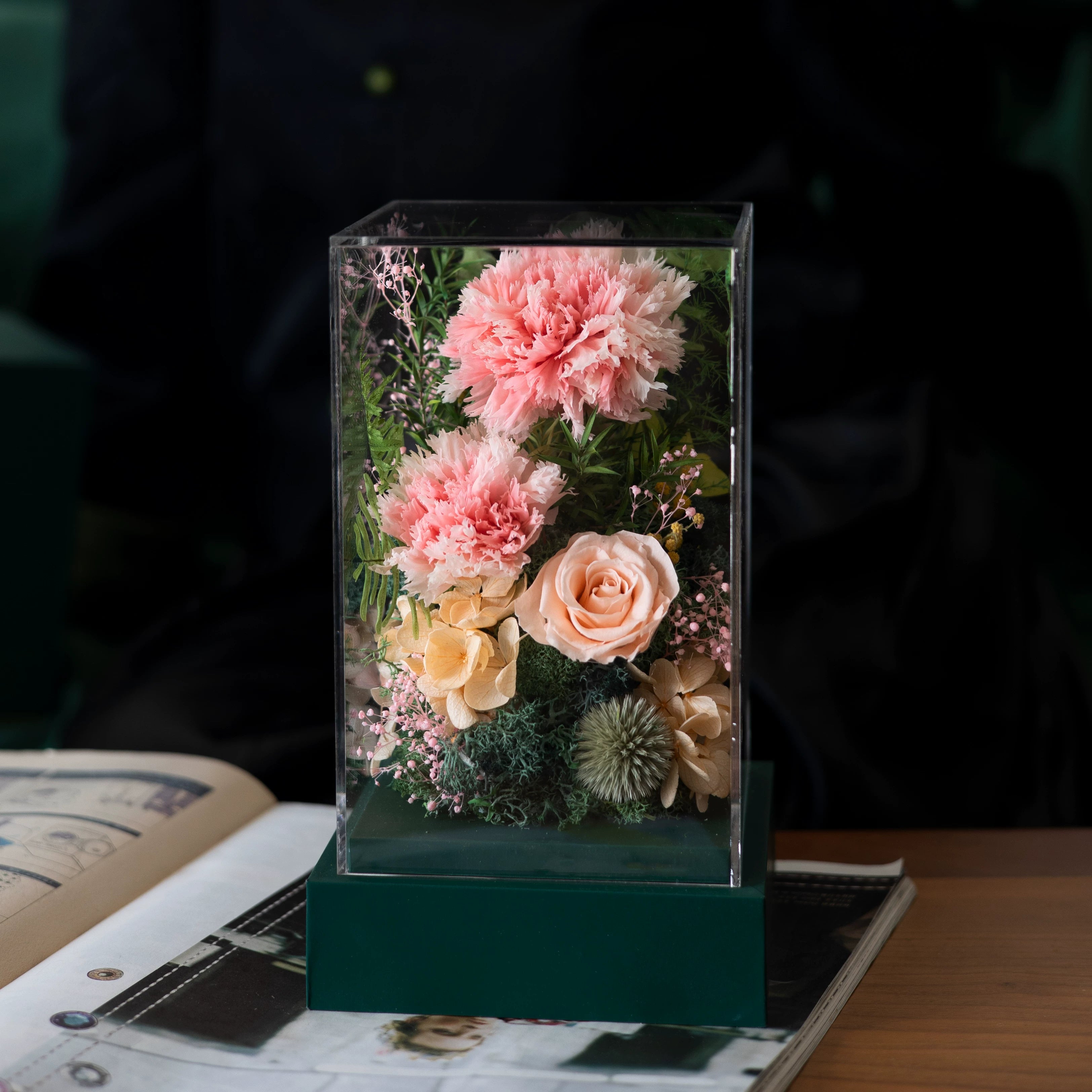 Handmade preserved flower heart-shaped gift box by Florettely