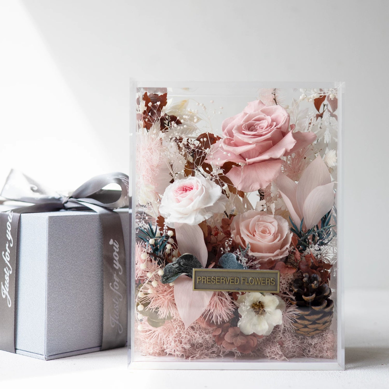 Handmade preserved flower bouquet gift box by Florettely